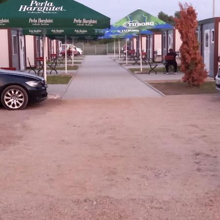 Glamtainer Court Hotel Curteni Bagian luar foto